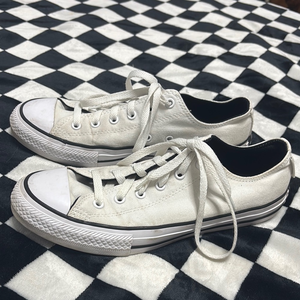 White Low-Top Sneakers Men’s 6 Women’s 8